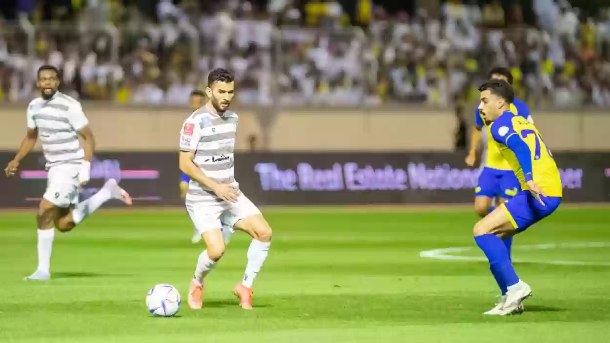 لاعب الطائي يثير الجدل أثناء مقابلة فريقه نادي النصر... ماذا فعل؟