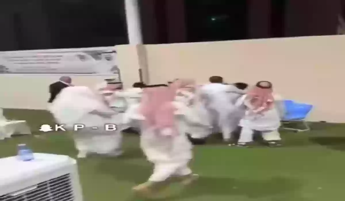 مشاجرة وضرب بالعقال والكراسي بين طلاب خلال حفل ختامي.